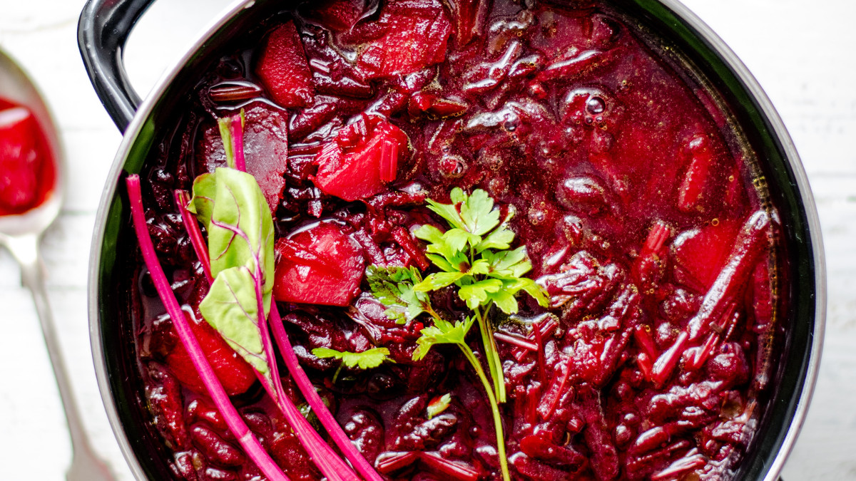 Rote-Beete-Suppe in einem Topf
