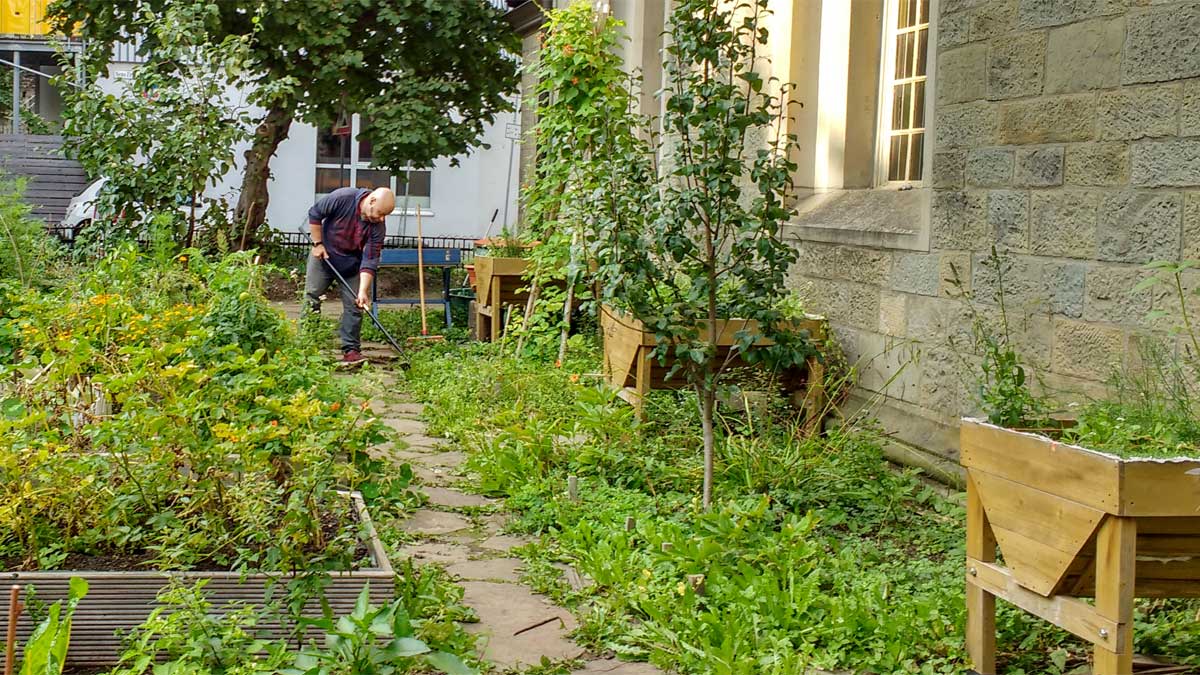 Ein Mann arbeitet im Garten.