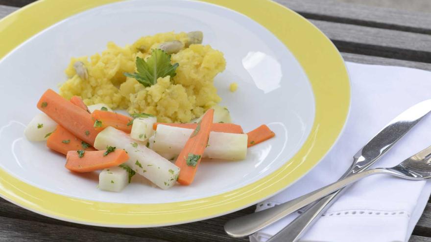 Teller mit Gemüse und Kartoffelstampf