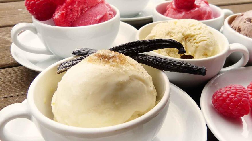 Eis in Tassen serviert.