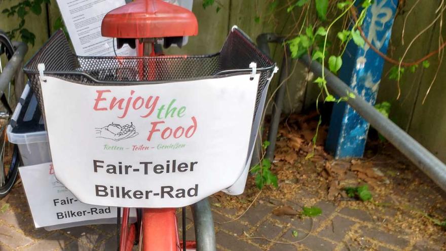 An einem Fahrrad hängt  ein Schild "Fair-Teiler Bilker Rad"