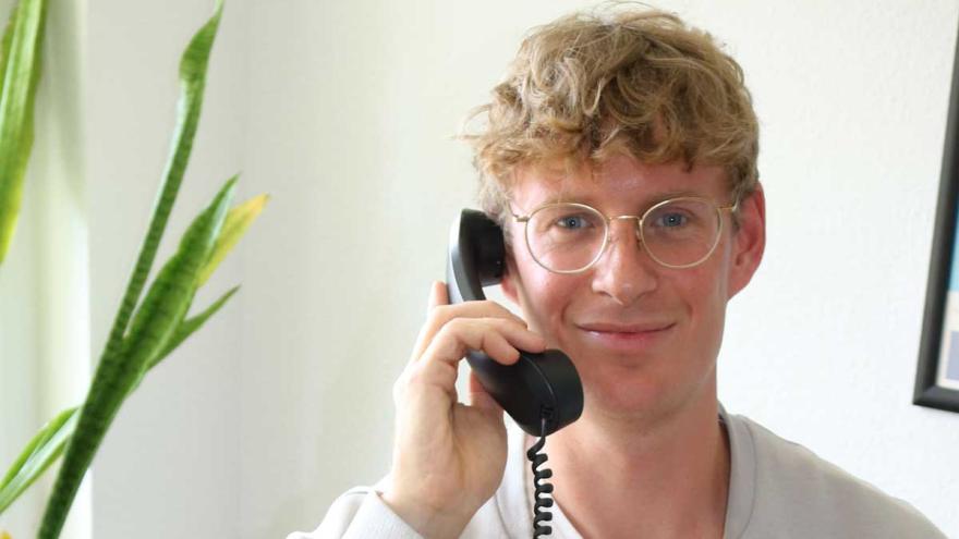 Ein Mann am Telefon