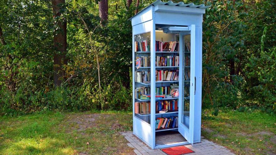 Ein blauer Bücherschrank