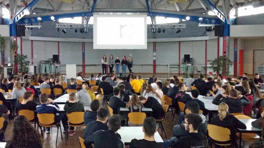 Die Lebensmittelretterinnen der Sophie-Scholl-Gesamtschule in Remscheid präsentieren vor Mitschülerinnen und Mitschülern die Ergebnisse der Abfallmessungen