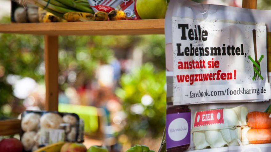 An einem Regal mit Lebensmittel befindet sich ein Banner mit Foodsharing Logo