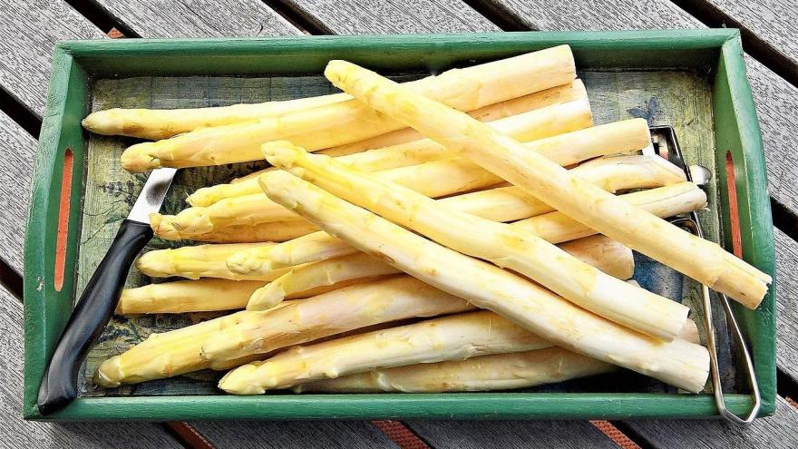 Weißer Spargel auf einem Tablett