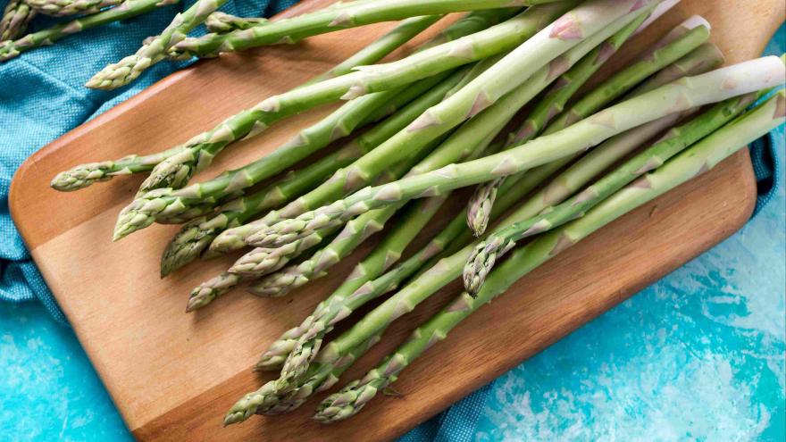 Grüner Spargel auf einem Holzschneidebrett