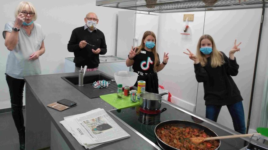 Spaß an der Kochaktion beim deutsch-französischen Klimaschutz-Aktionstag in Kamen hatten Leonie und Vivian-Fee (beide 12 Jahre). Und auch die Partnerschaftausschuss-Vorsitzende Elke Middendorf und der Kamener Vize-Bürgermeister Manfred Wiedemann statteten dem Jugendzentrum einen Besuch ab.