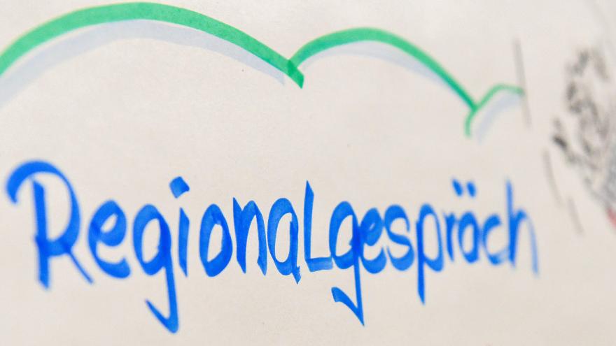 Mit Filzstift geschrieben: "Regionalgespräch"