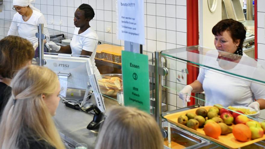 Die Essenausgabe in einer Schulmensa