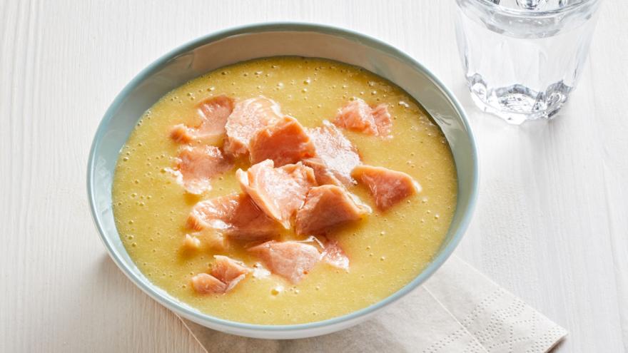 Kartoffelsuppe mit Lachs in einer Schüssel