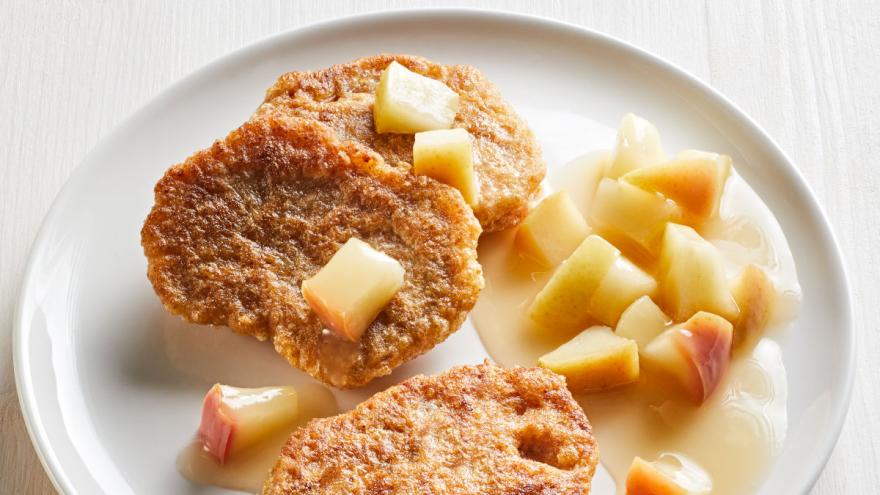Pfannkuchen mit Apfelkompott auf einem Teller
