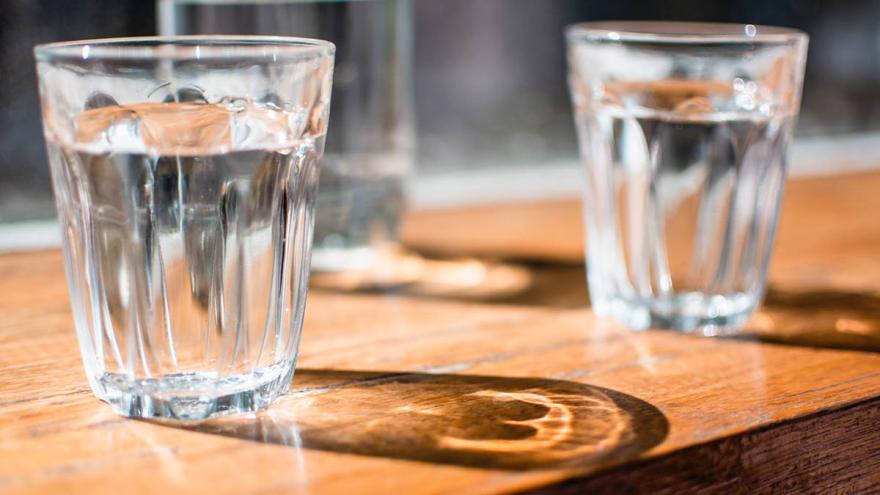 Zwei Wassergläser auf einem Tisch