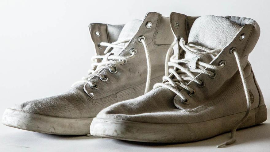 Ein Paar alte Sneaker