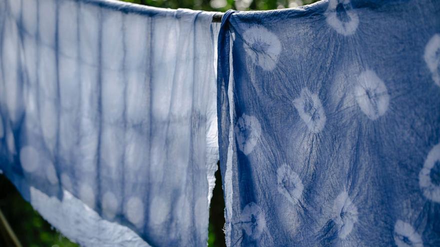 Blaue Batiktücher an einer Wäscheleine