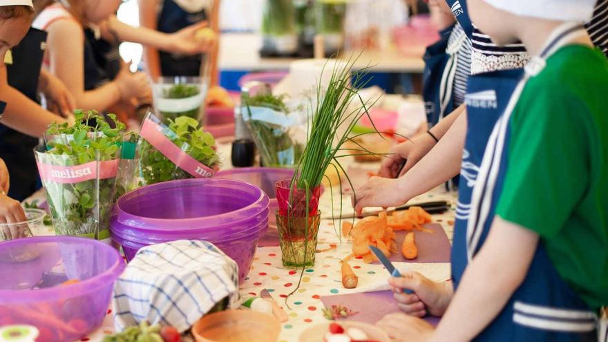 Mehrere Kinder kochen gemeinsam