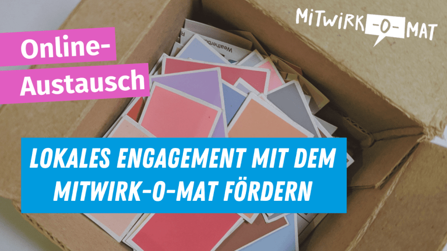 Ein Karton mit Zetteln und Schrift "Lokales Engagement mit dem MitWirk-O-Mat fördern"