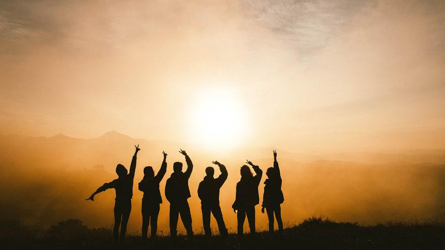 Gruppe junger Menschen im Sonnenuntergang