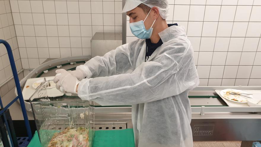 Jemand im Laborkittel führt Messungen durch