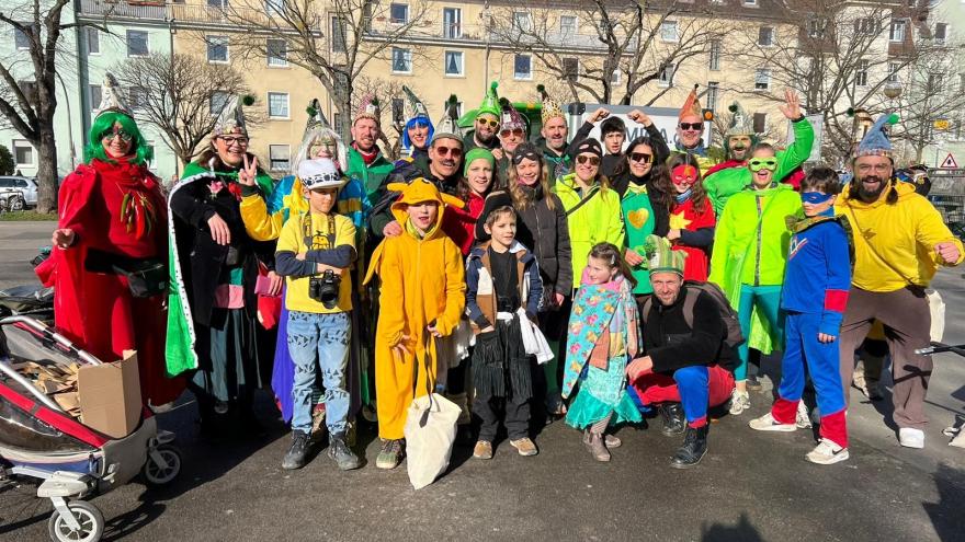 Gruppenbild der KG Grüne Rheinfunken verkleidet an einem Karnevalszug.