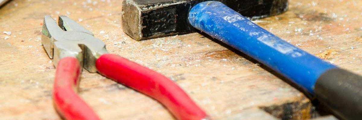 Eine Zange und ein Hammer 