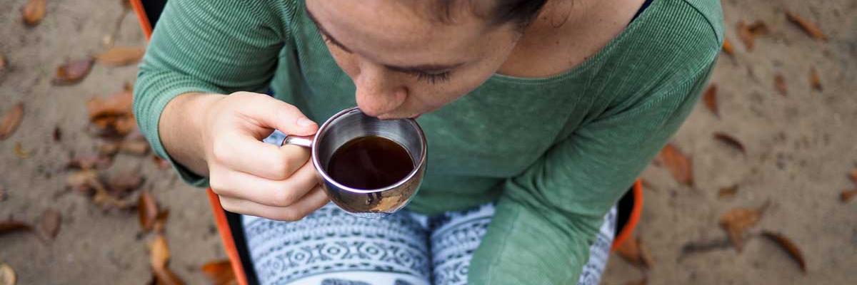 Eine Frau trnkt Kaffee