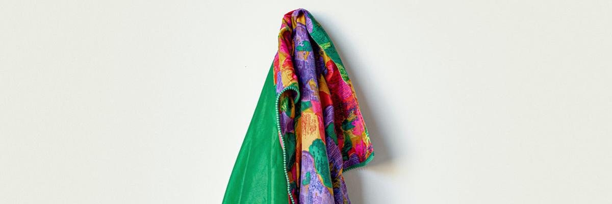 Eine bunte Jacke, an einer Wand hängend