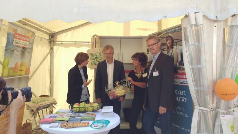 Verschiedene Leute unterhalten sich und gestikulieren