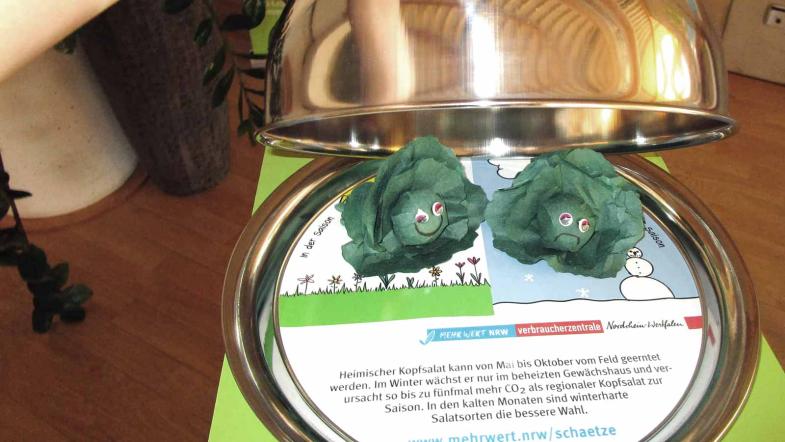 Eine Servierglocke mit Salat