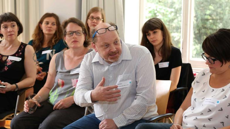Mehrere Personen diskutieren.