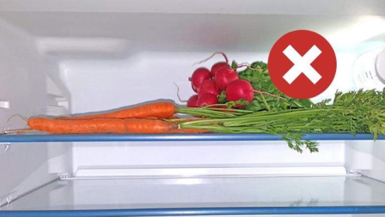 Möhren und Radieschen mit Grün im Kühlschrank