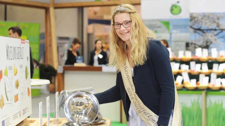 Die Rheinische Kartoffelkönigin Jessica Krebbing am MehrWert-Stand. 