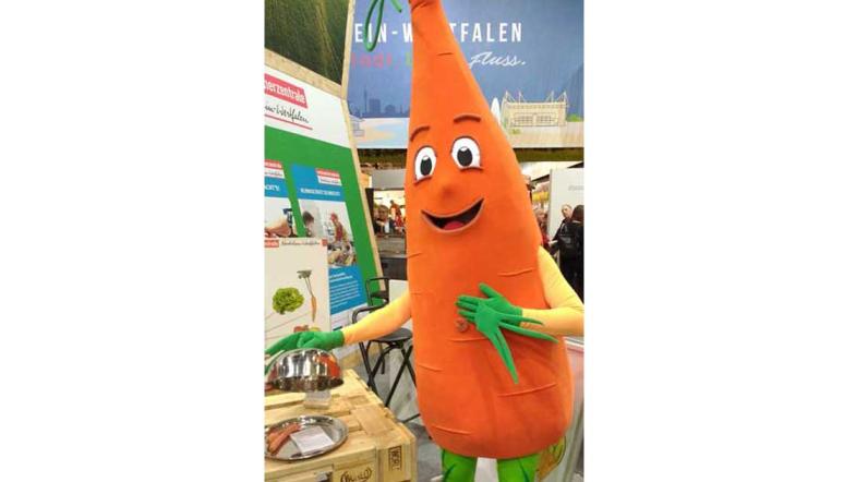 Eine "Riesenmöhre" (kostümiert) am Stand