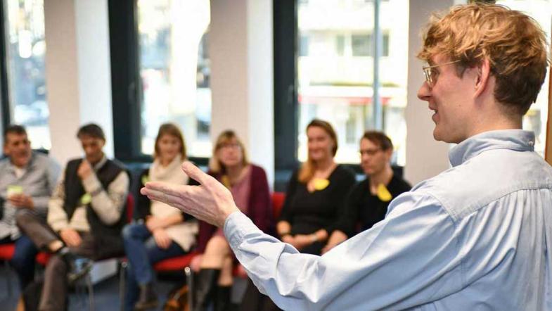 Ein Moderator spricht