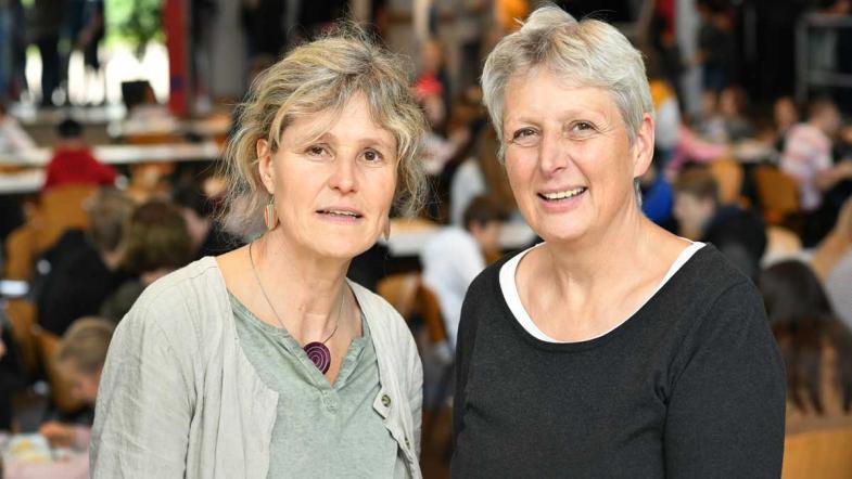 Zwei Frauen in einer Schulmensa