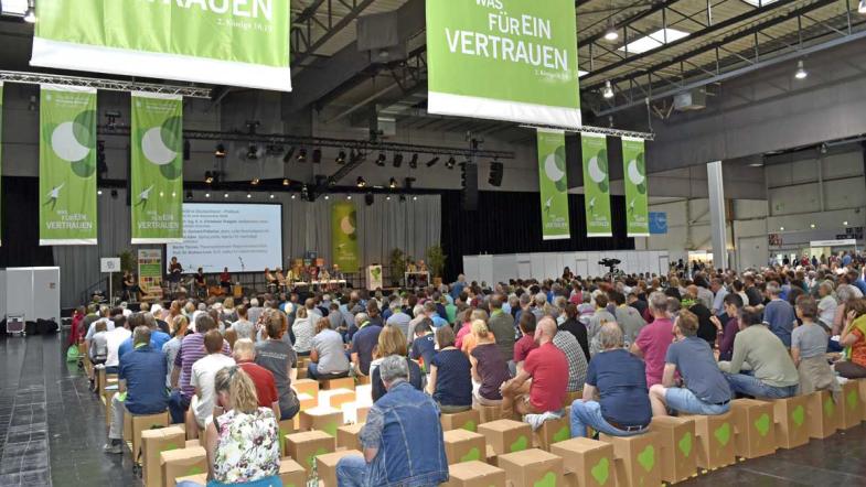 Publikum in einer Messehalle