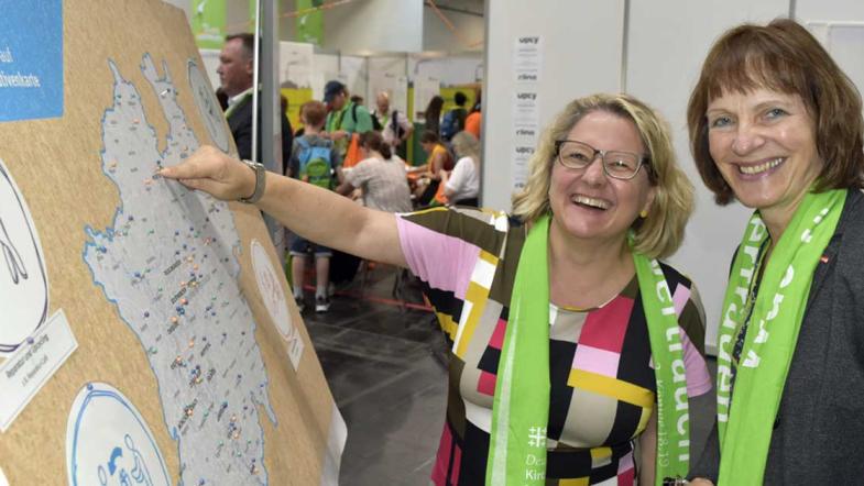 Svenja Schulze (Bundesministerin für Umwelt) und Ulrike Schell (Verbraucherzentrale NRW) mit der Mitmachkarte