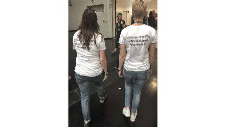 Zwei Frauen tragen T-Shirts „Wege zur Nachhaltigkeit“ 