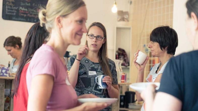 Workshop-Teilnehmerinnen unterhalten sich 