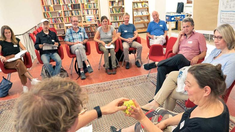 Sitzkreis, ein Ball wird herumgereicht