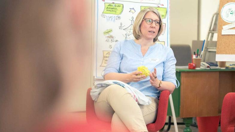 Eine Frau spricht