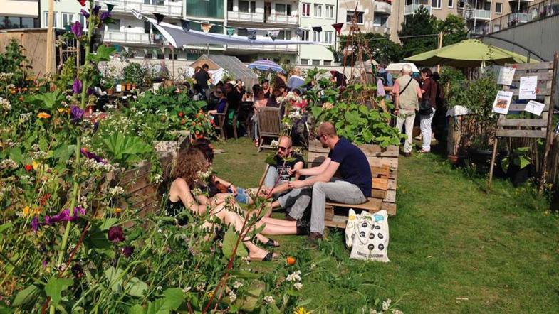 Menschen in einem Gemeinschaftsgarten