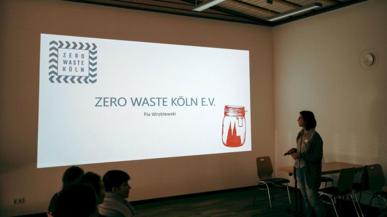 Pia Wroblewski stellte die vielfältigen Aktivitäten von Zero Waste Köln vor.