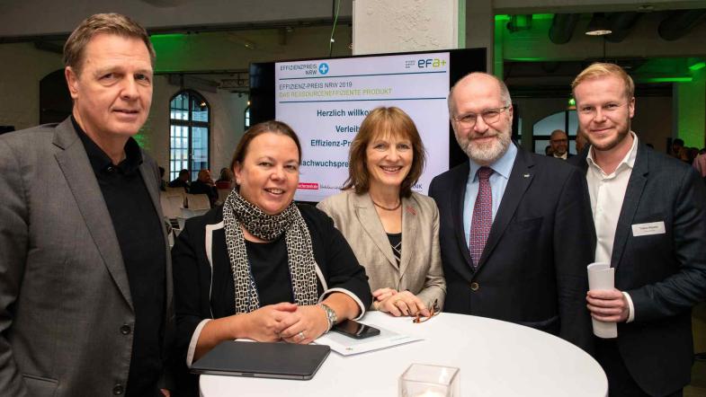 NRW-Umweltministerin Ursula Heinen-Esser (2.v.l.) mit Michael Hermanns (l.), Abteilungsleiter im Umweltministerium, Ulrike Schell, Mitglied der Geschäftsleitung Verbraucherzentrale NRW, Dr. Peter Jahns, Geschäftsleiter der Effizienz-Agentur NRW und Moderator Tobis Häusler (v.l.). 