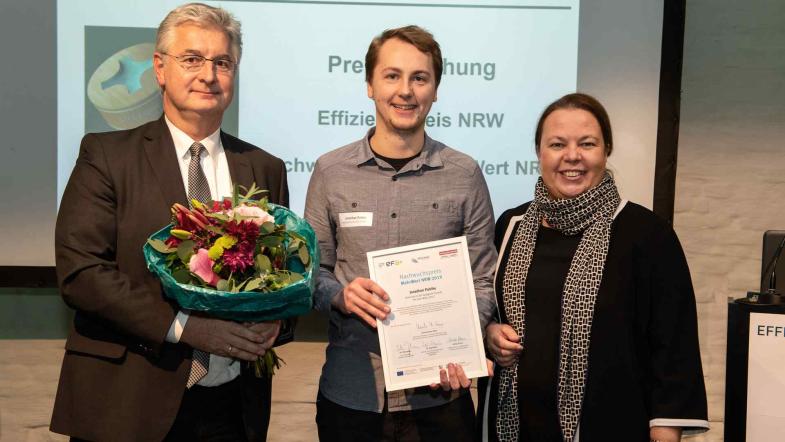 Preisträger der ecosign/Akademie für Gestaltung Köln erhält von der Ministerin und Phillip Salm von der NRW.BANK den Nachwuchspreis. 