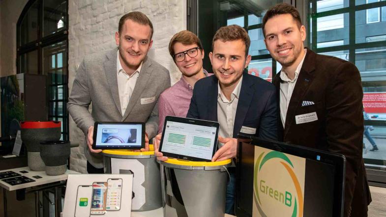 Jannick Höper, Maximilian Both, Sebastian Theißen und Jan Drzymalla (v.l.) von der Technischen Hochschule Köln haben die App “GreenB” entwickelt, mit der Verbraucherinnen und Verbraucher die Ökobilanzen von Bauprodukten überprüfen können.