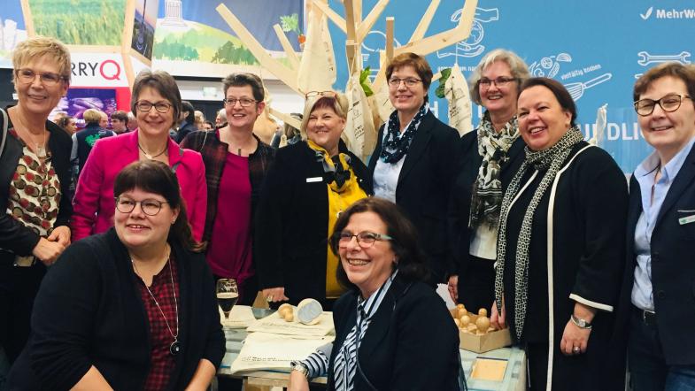 Die rheinischen und die westfälisch-lippischen Landfrauen zusammen mit NRW-Umweltministerin Ursula Heinen-Esser am MehrWert-Stand.