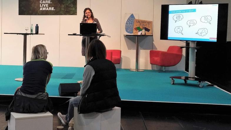 Kerstin Schnücker auf der Fair-Friends-Bühne.