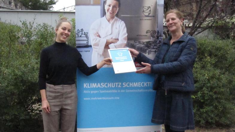 Kita-Leiterin Walli Esper freut sich über die Urkunde zur erfolgreichen Teilnahme am Projekt
