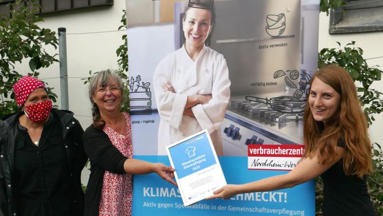 Köchin Janina Mörs und Kita-Leiterin Jutta Karopka nehmen die Urkunde entgegen